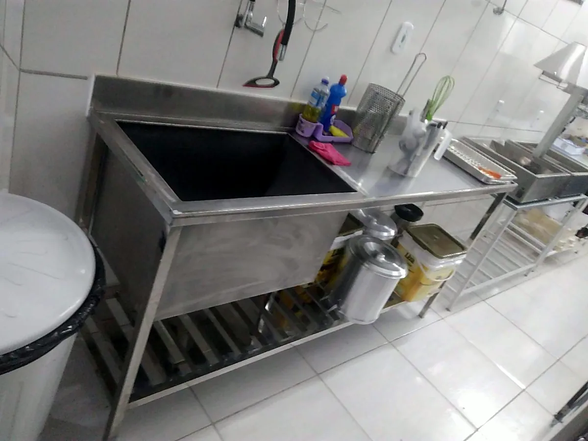 Pia industrial em aço inox com cuba profunda e prateleira inferior