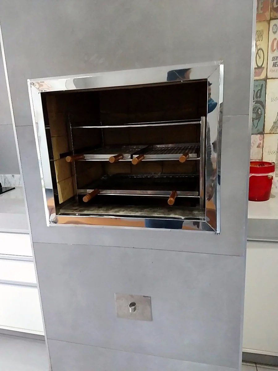 Churrasqueira em inox embutida em coluna de alvenaria