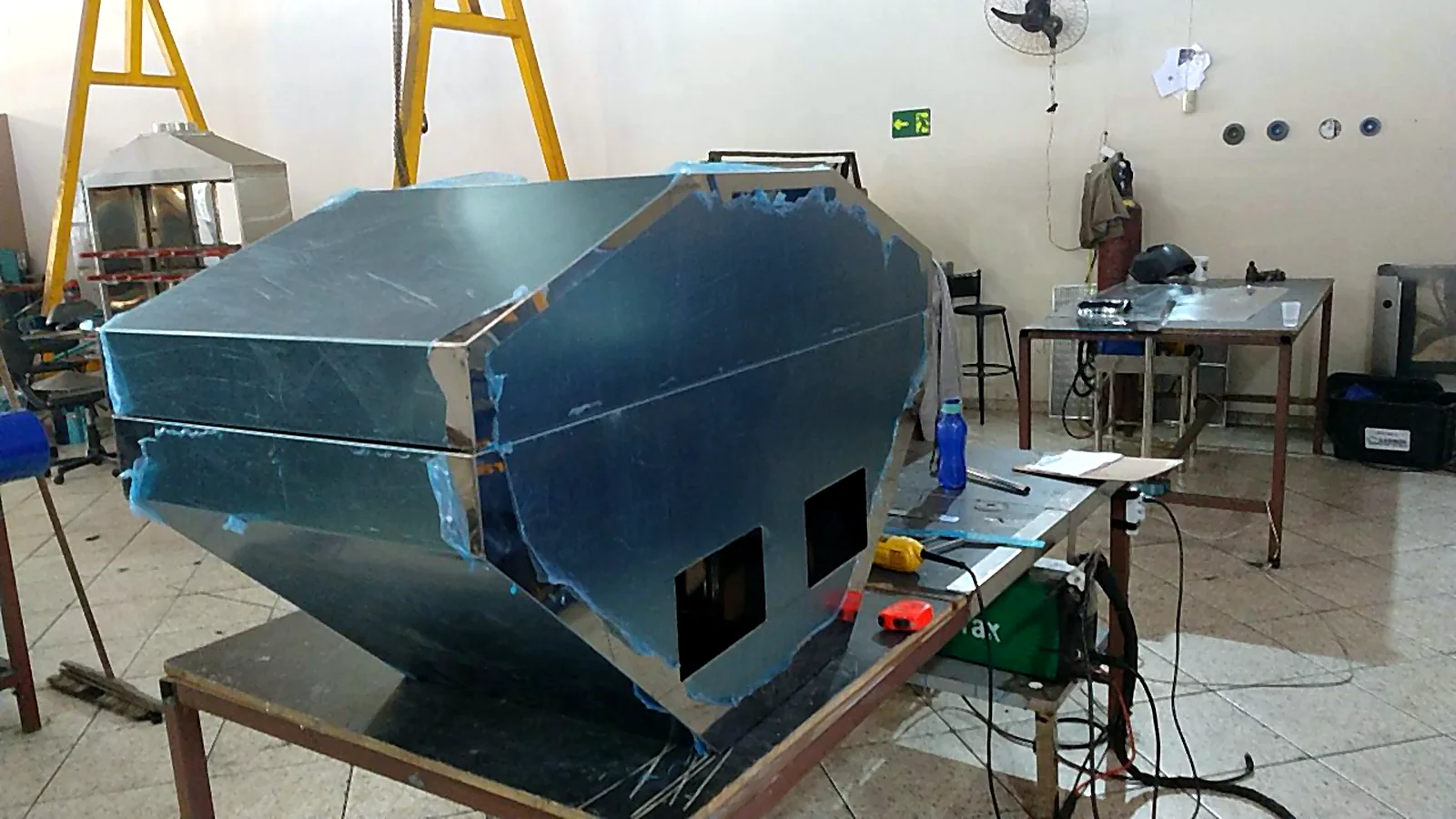 Coifa de grande porte durante a fabricação na oficina