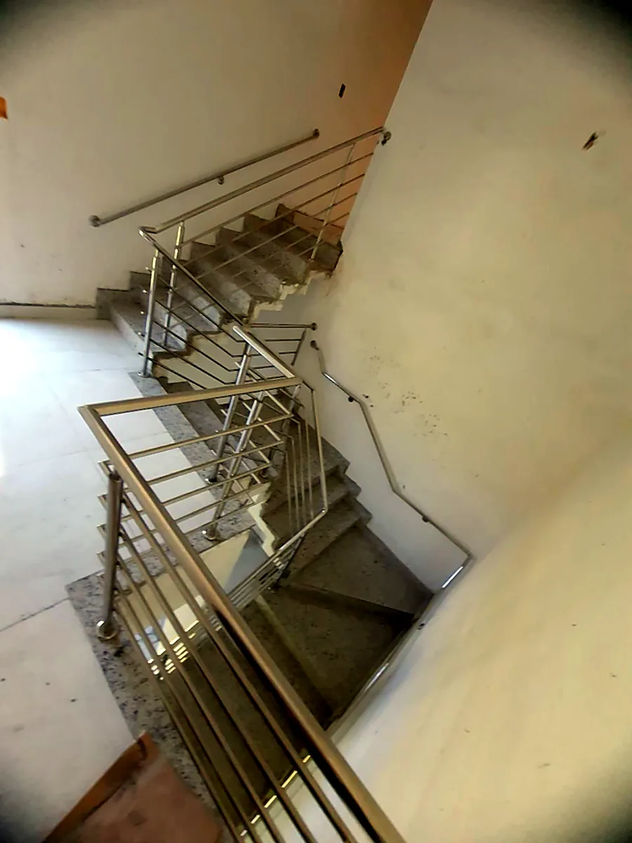 Corrimão em aço inox acompanhando escada interna