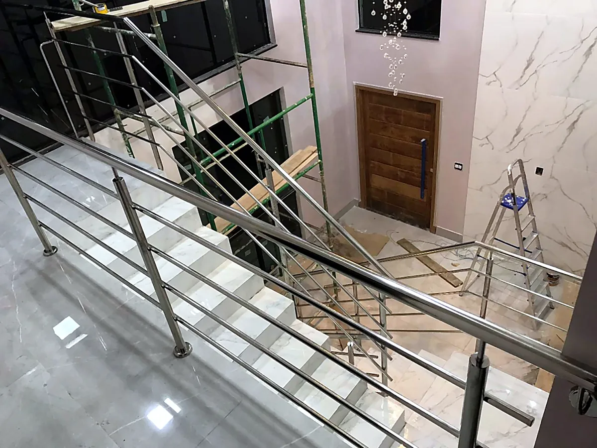 Guarda-corpo em inox polido em escada interna